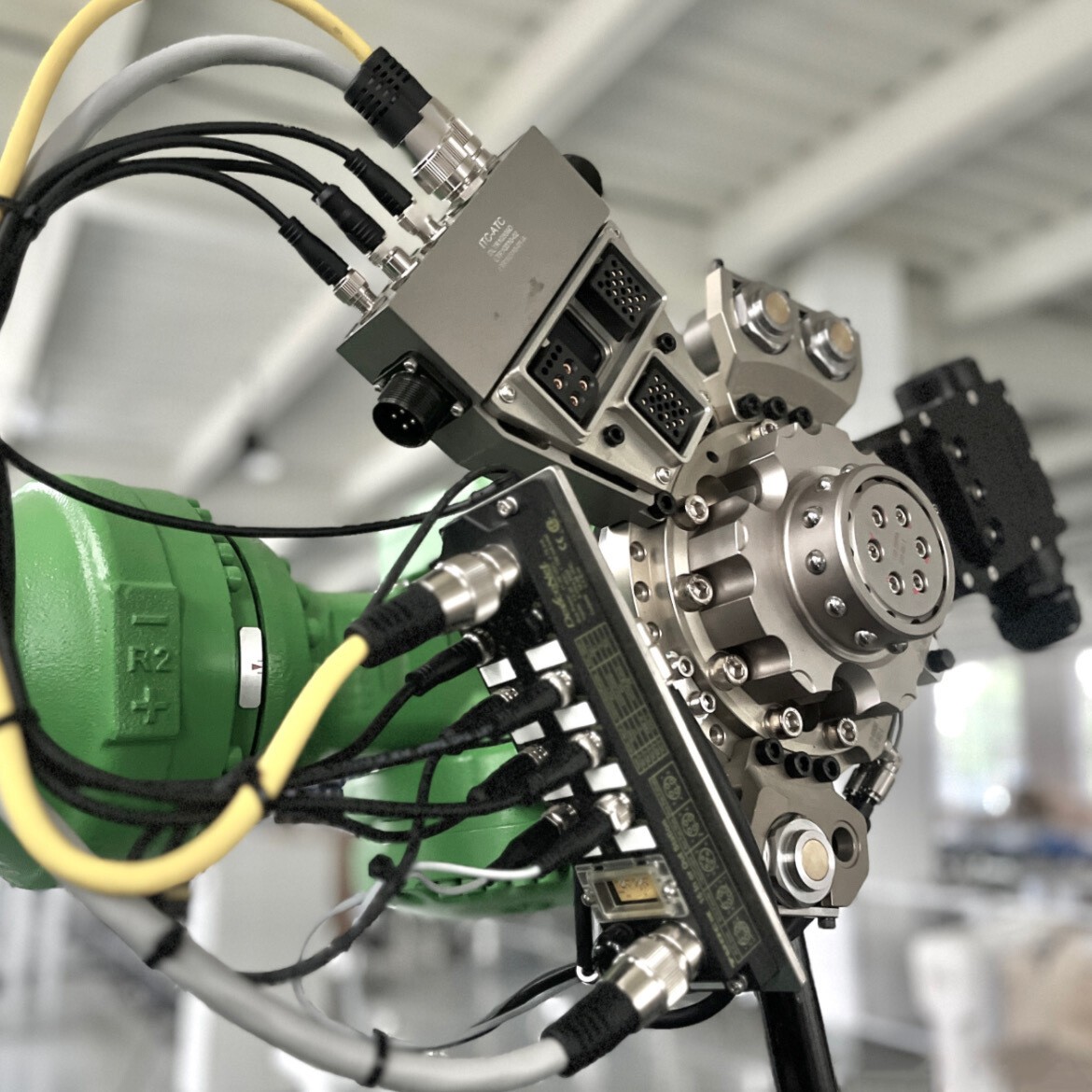 工業(yè)機(jī)器人搭載400系列連接器的布線(xiàn)特寫(xiě) 工業(yè)機(jī)器人搭載400系列連接器的布線(xiàn)特寫(xiě)